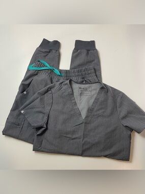 FIGS Women Scrub Set XS Matching Top and Zamora Jogger Pants in Graphite Gray